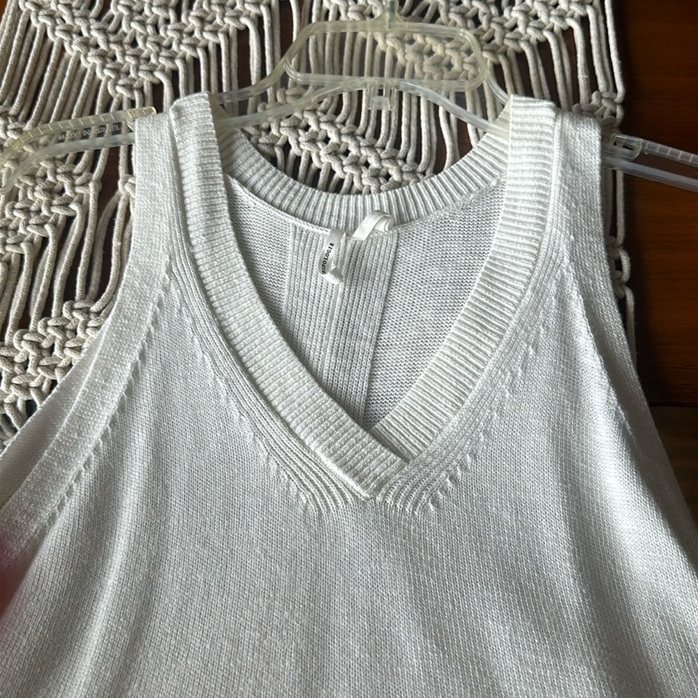 Anthropologie white knit long, hi/low tunic sleeveless sweater. Size S.